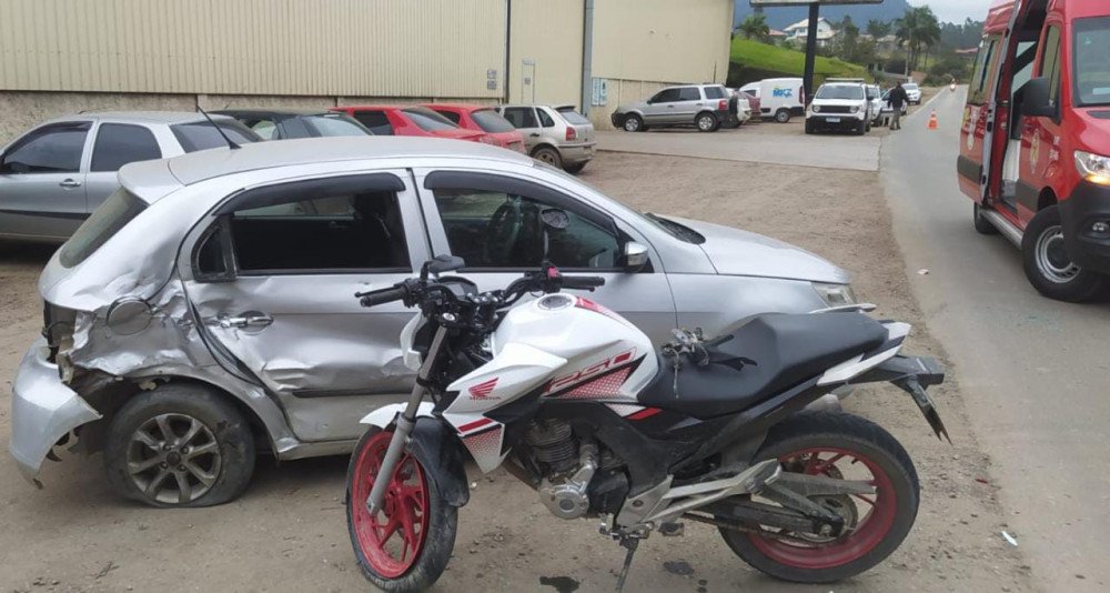 Vídeo: Câmera flagra batida que deixou motociclista gravemente ferido no Alto Vale