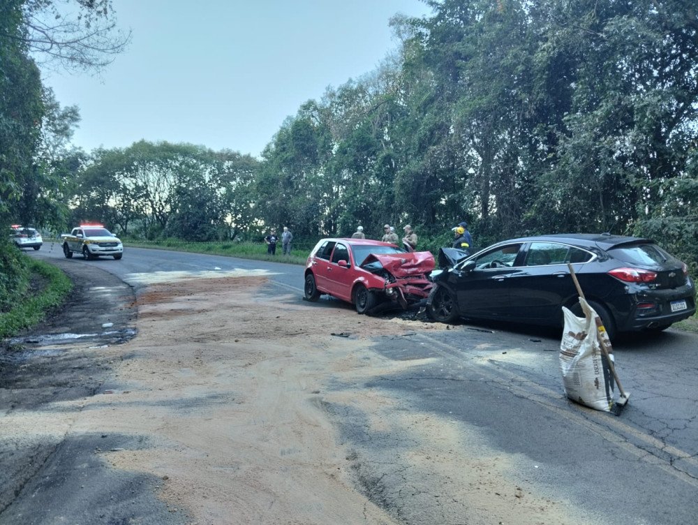 Carro faz ultrapassagem proibida e provoca acidente na SC-283; uma pessoa morreu