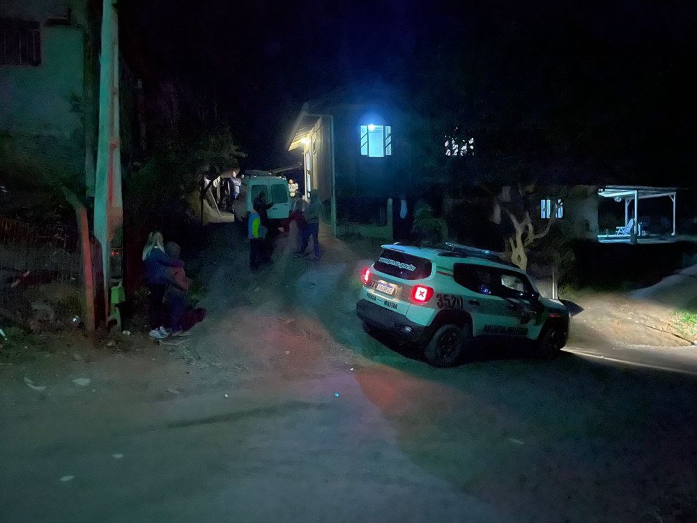 Homem mata companheira em Gaspar e foge