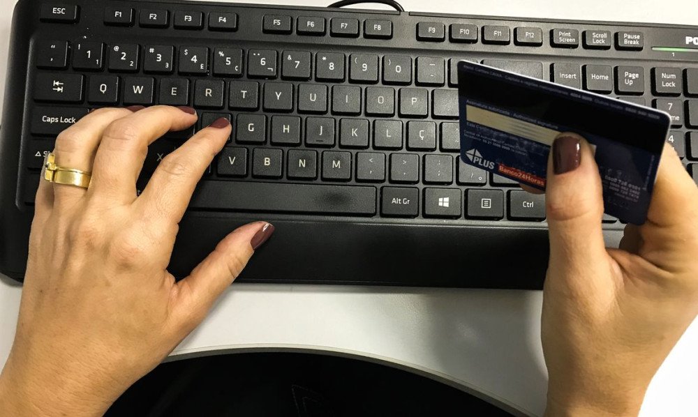 Novas regras para compras na internet começam a valer nesta terça