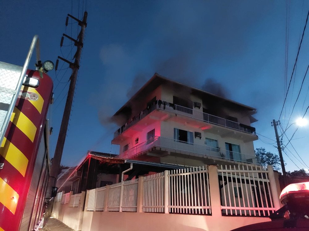 Vídeo: Incêndio mobiliza bombeiros em Blumenau