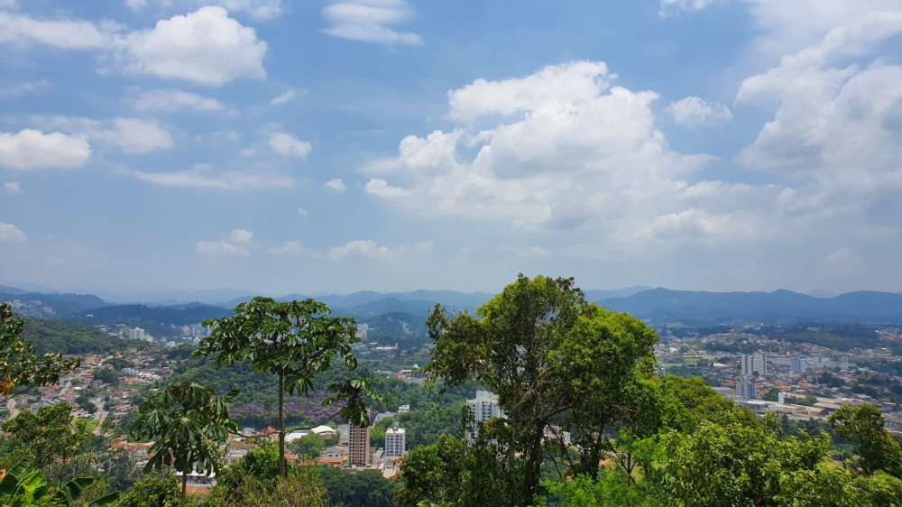 Tempo firme e calor marcam a quinta-feira em Blumenau