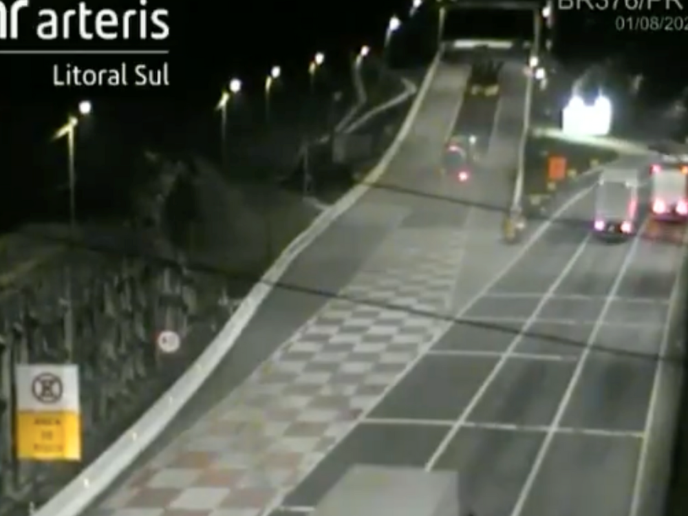 Vídeo: Carreta fica sem freios e motorista usa área de escape na BR-376 entre PR e SC