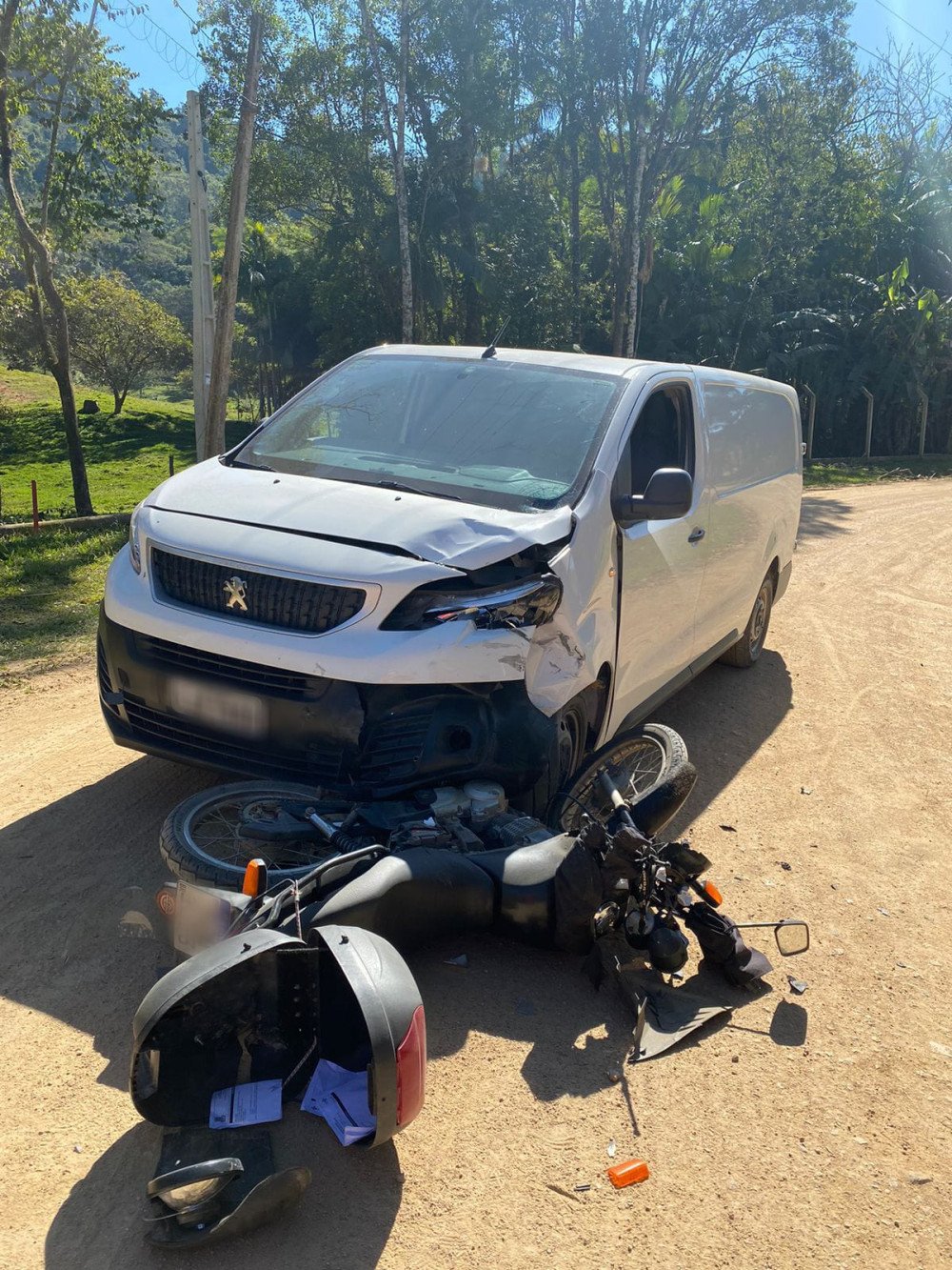 Motociclista fica gravemente ferido ao bater de frente com van em Indaial e Arcanjo é acionado