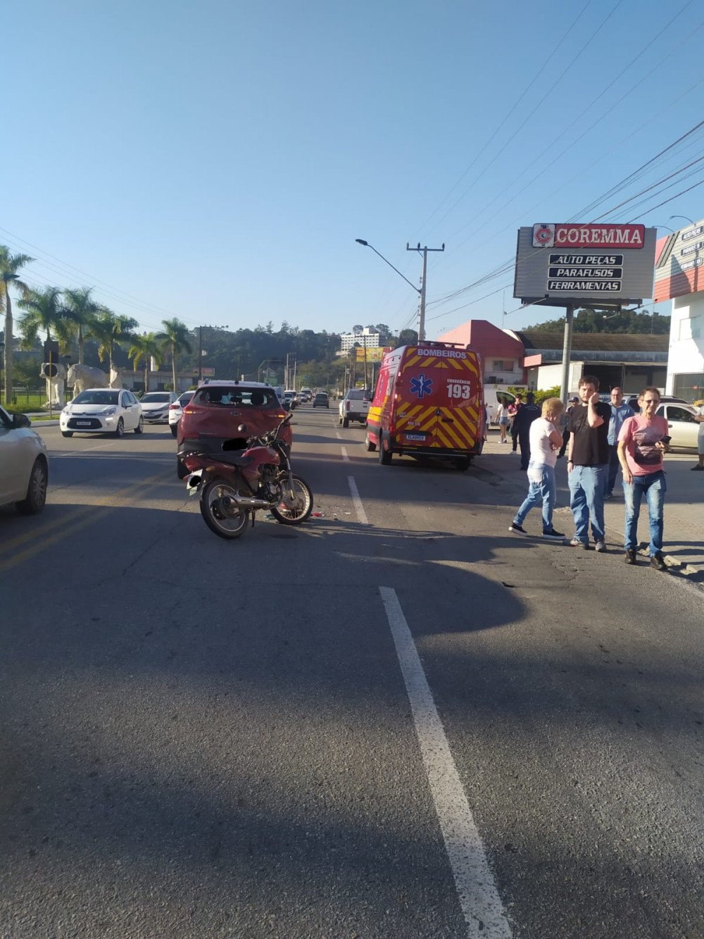 Batida entre carro e moto deixa motociclista com ferimentos na cabeça em Brusque