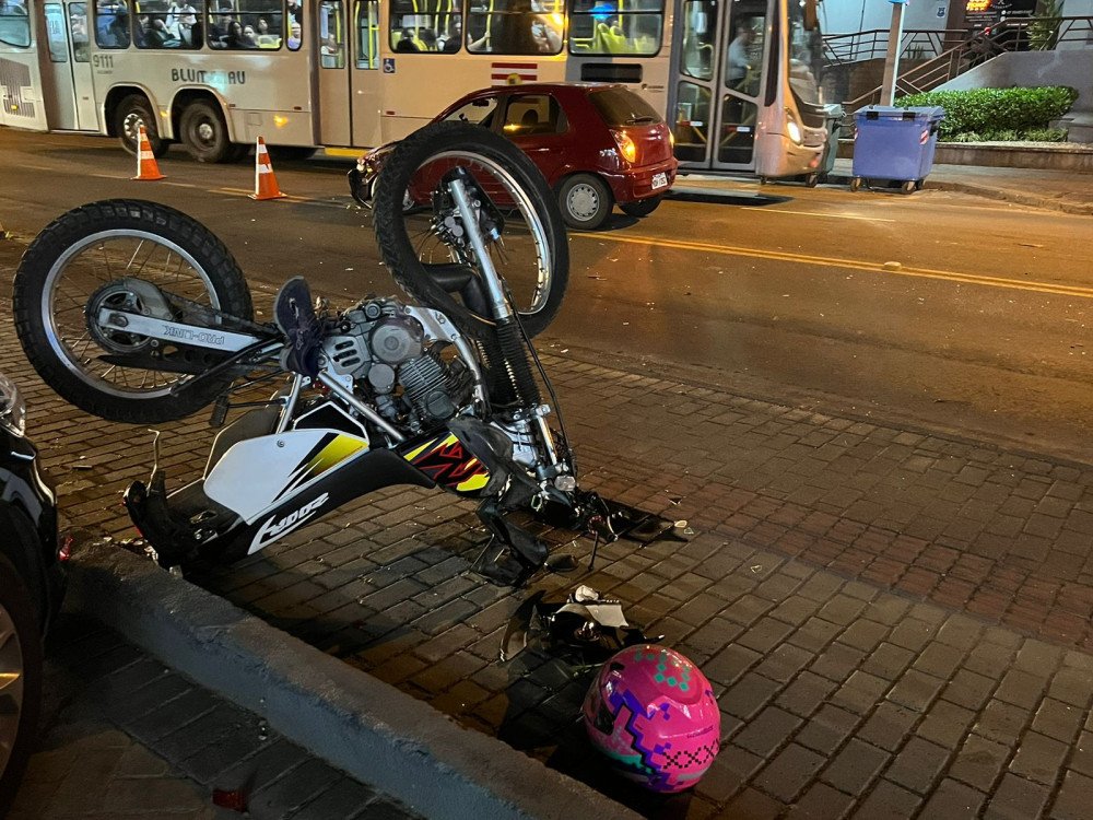 Vídeo: Grave acidente entre carro e moto deixa motociclista ferido em Blumenau
