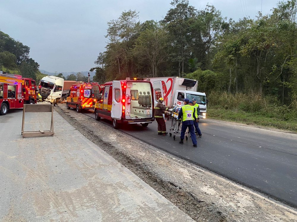 Agora: Grave acidente entre van e carreta na BR-470 deixa mortos e feridos em Gaspar