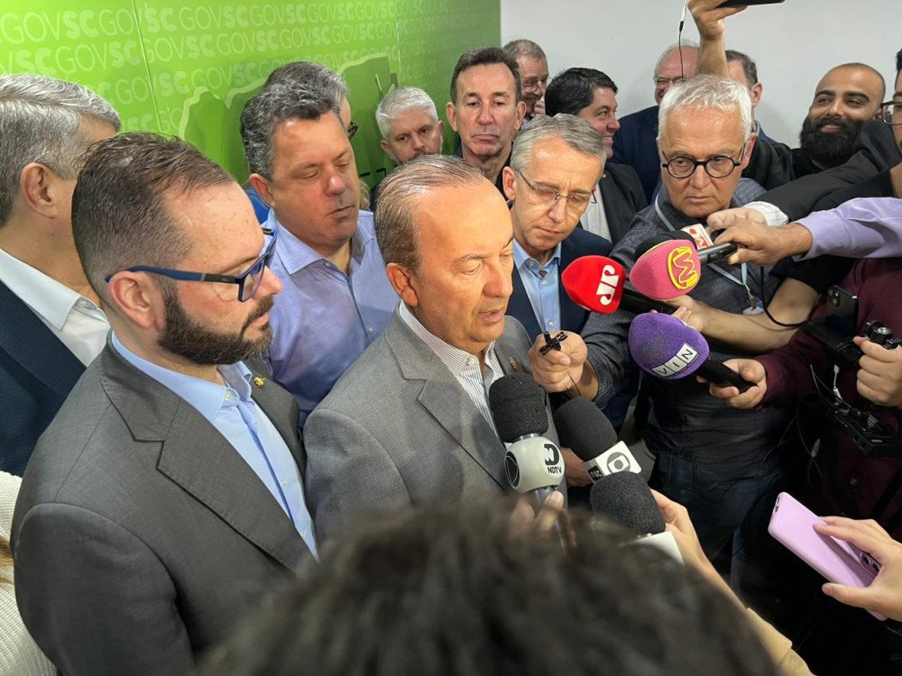 Vídeo: Governador de SC está em Blumenau para reunião com prefeitos