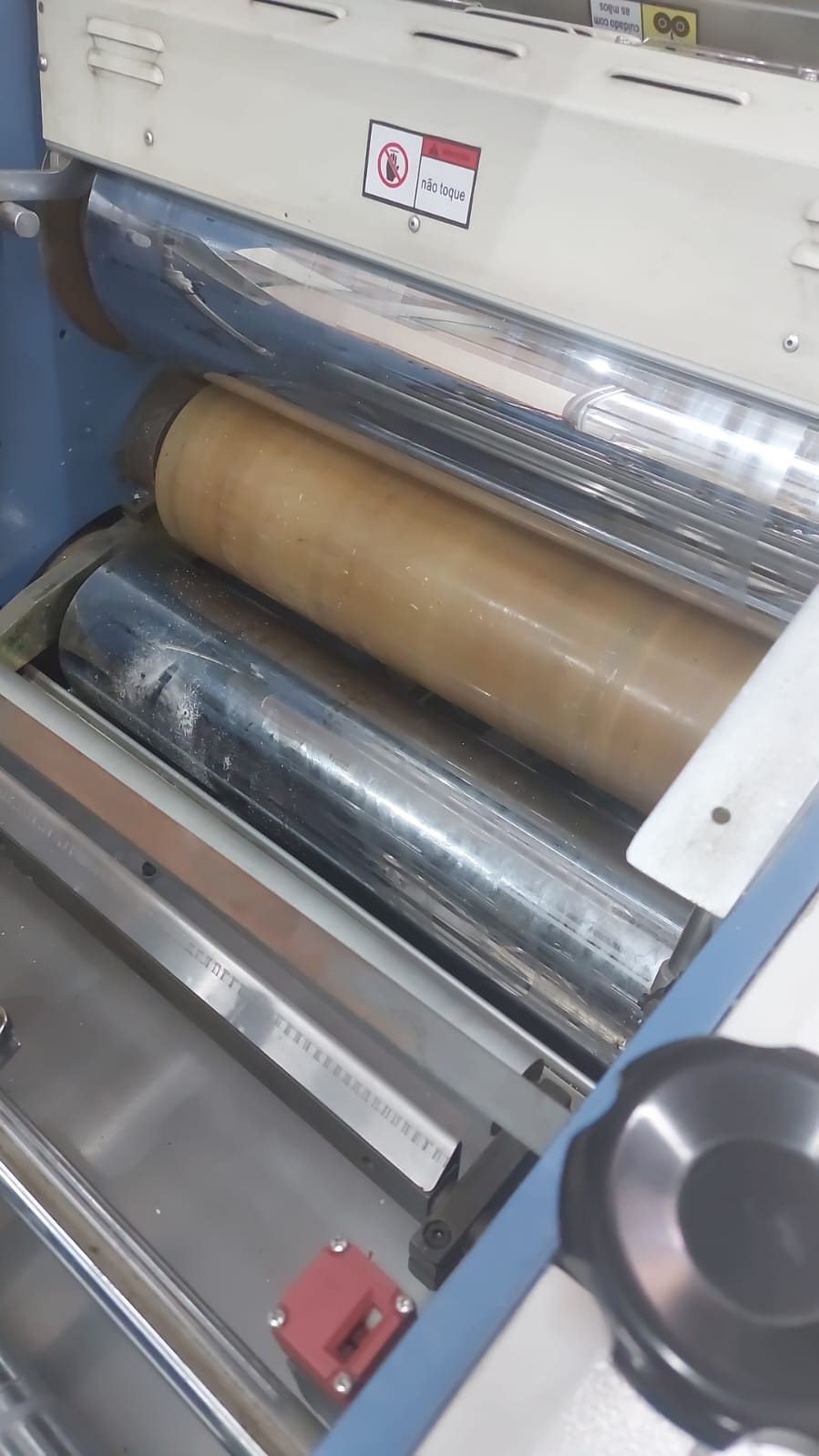 Trabalhador fica com a mão trancada dentro de máquina em empresa de Blumenau