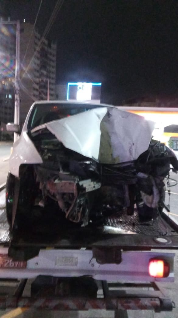 Motorista bate em guard-rail na República Argentina, em Blumenau