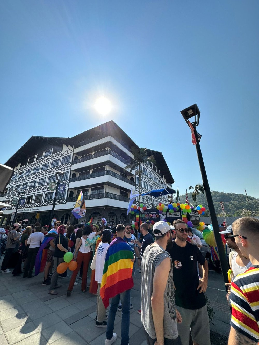 Manifestantes se reúnem em Blumenau em protesto contra a LGBTfobia