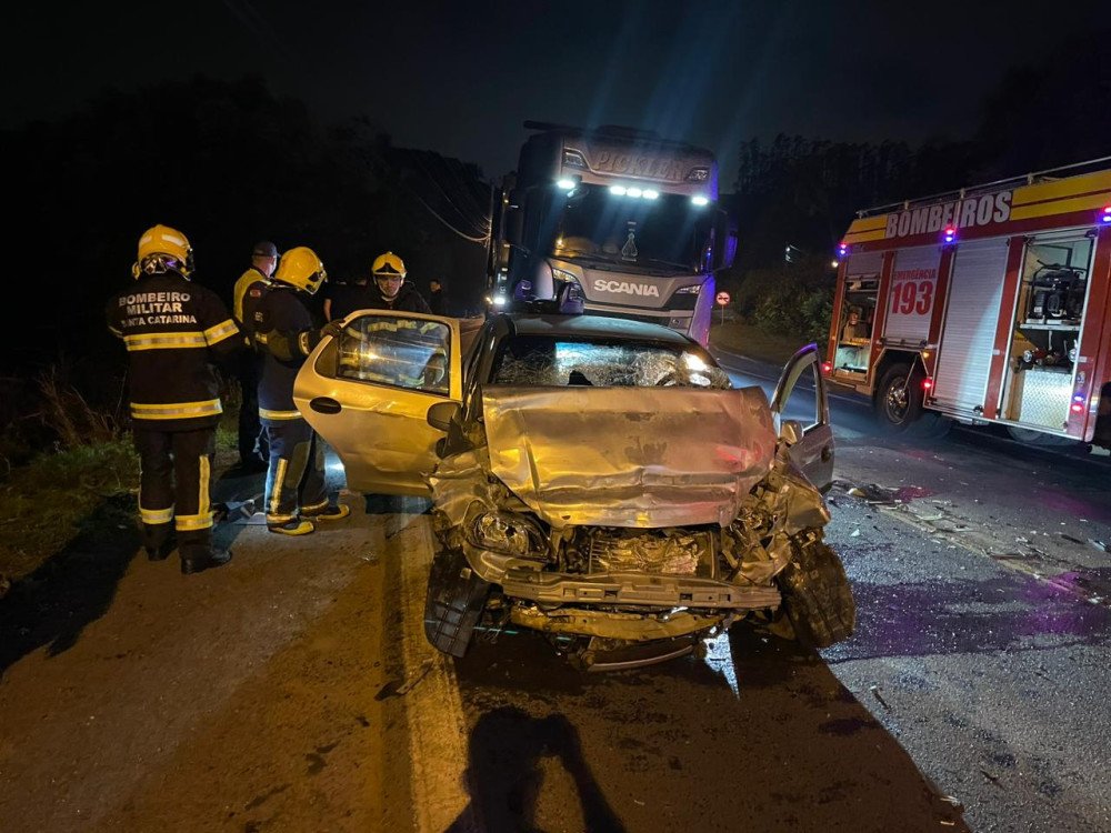 Carro bate de frente com caminhão e acidente deixa três mortos em Rio do Sul