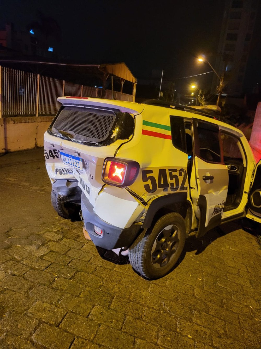 Carro que fazia racha bate atrás de viatura da Polícia Militar em Blumenau