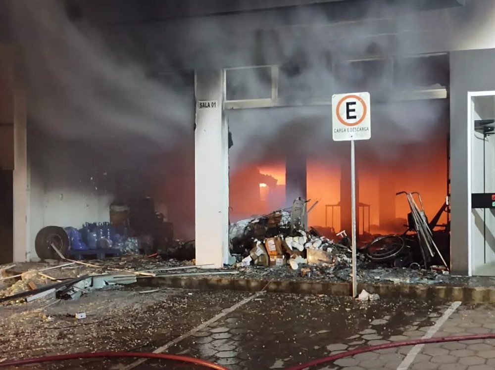 Incêndio destroi almoxarifado de suprimentos da Secretaria de Saúde de Imbituba