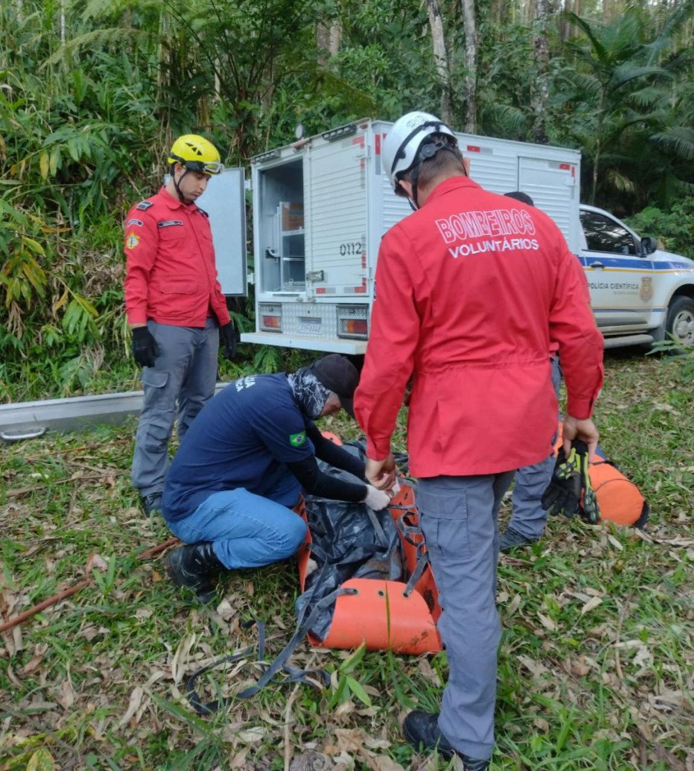 Corpo de homem é encontrado dentro de cachoeira em Ilhota