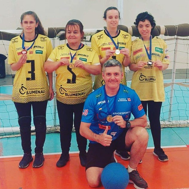 Paradesporto de Blumenau conquista medalhas em competições de goalball e de natação
