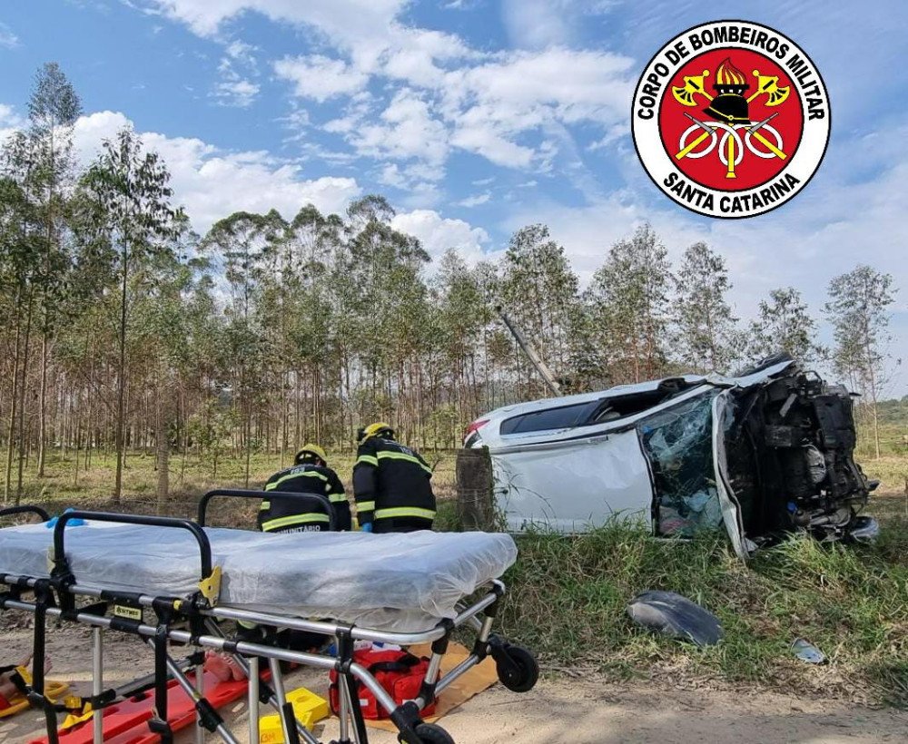 Carro capota em Gaspar e duas pessoas ficam feridas nesta segunda-feira