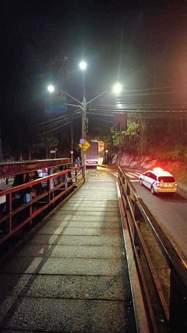 Fotos: caminhão fica preso no túnel da Ponte de Ferro de Blumenau