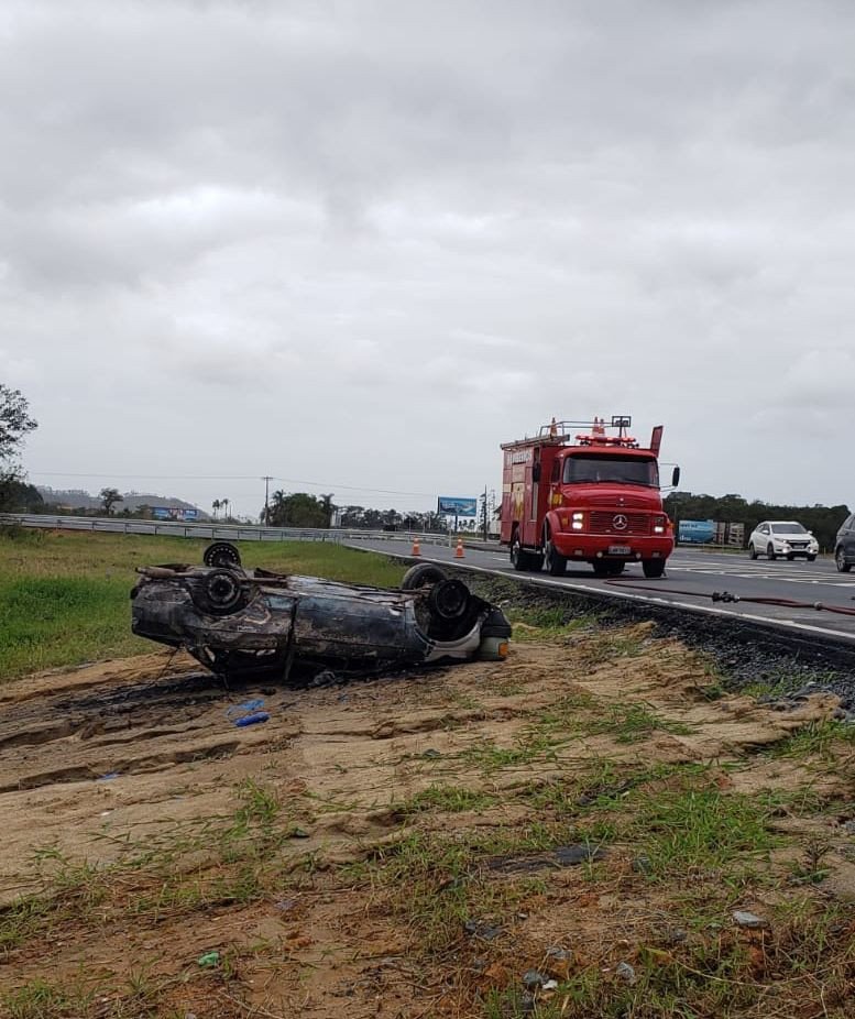 Após capotar, carro pega fogo na BR-470, em Ilhota