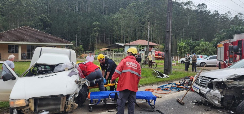 Duas pessoas ficam feridas após acidente de trânsito na SC-110, em Pomerode