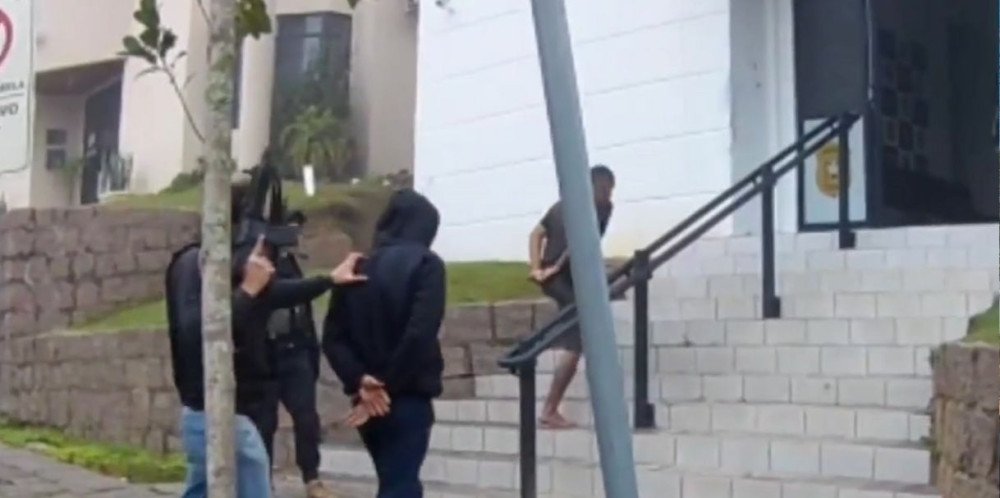 Vídeo: Suspeitos de homicídio em Ituporanga são presos menos de 36 horas após o crime; drogas e dinheiro foram apreendidos