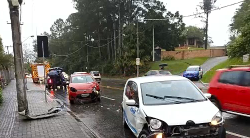 Acidentes e congestionamentos marcam a manhã chuvosa nas ruas de Blumenau