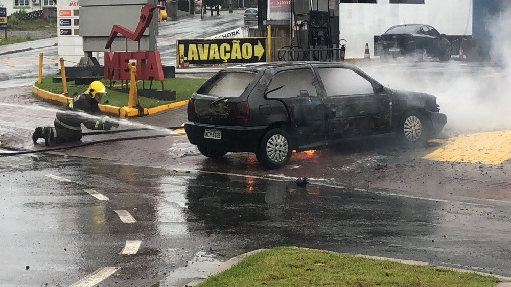 Mais um carro pega fogo em Blumenau; bombeiros trabalham na ocorrência neste momento