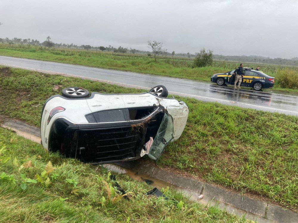 Carro capota na BR-470, em Ilhota, e uma pessoa fica ferida