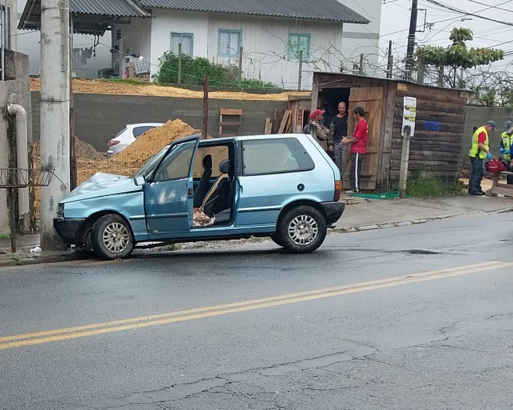 Carro perde controle e bate em poste em Blumenau