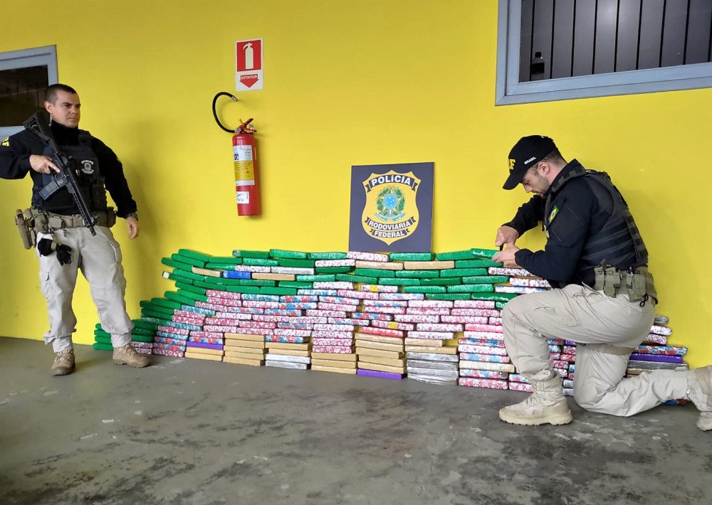 Motorista de aplicativo e adolescente são presos com 125 quilos de maconha em SC