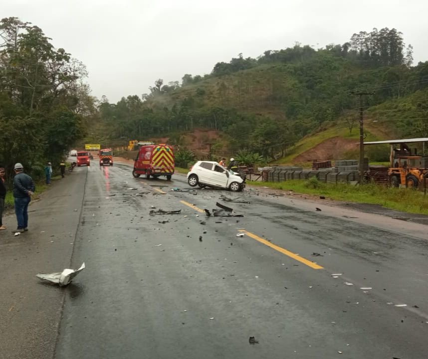 Acidente entre carro e carreta interdita BR-470 em Rodeio na manhã desta quinta