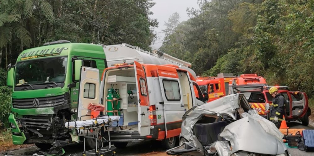 Grave acidente na BR-282 em Águas Mornas deixa uma pessoa morta e três feridas