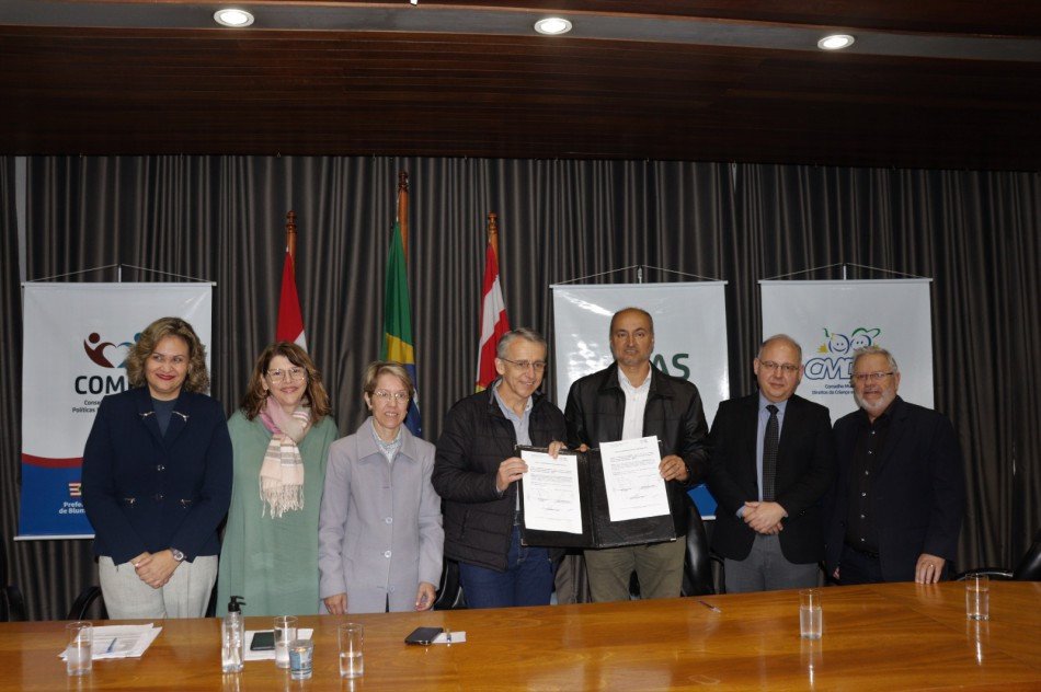 Blumenau firma parcerias e lança editais para projetos sociais; saiba como participar
