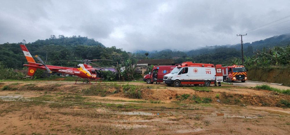 Carro cai em ribanceira na cidade de Rodeio e Arcanjo é acionado