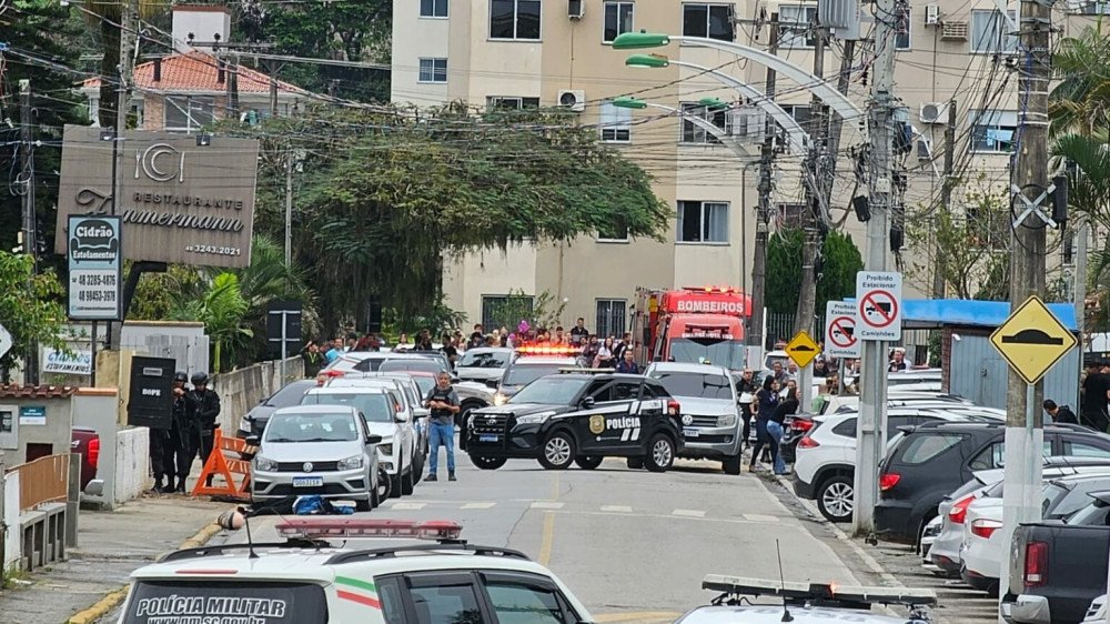 Assaltantes fazem reféns durante roubo a um banco em Biguaçu