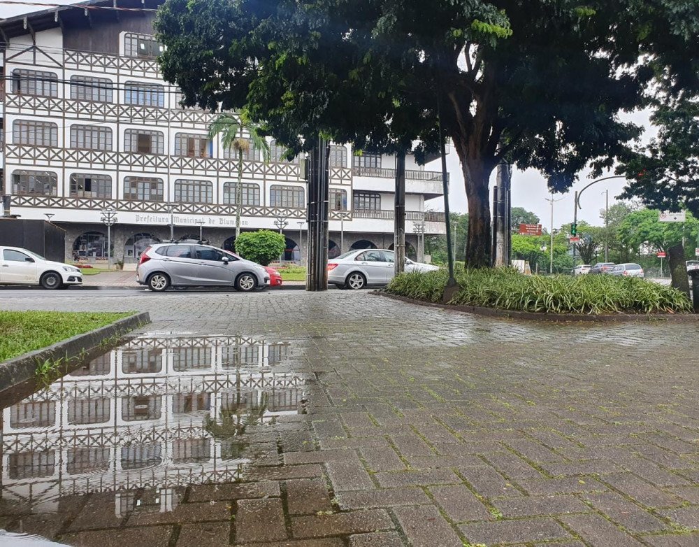 Sábado em Blumenau será com pancadas de chuva e trovoadas