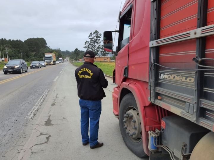 Operação flagra irregularidades no transporte de mercadorias no Alto Vale