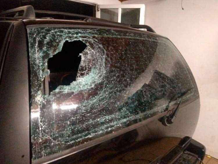 Marido bate na mulher, quebra carro e ameaça com taco de sinuca em Blumenau