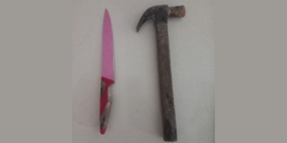 Homem é flagrado ameaçando mulher com martelo e vítima acuada embaixo da casa
