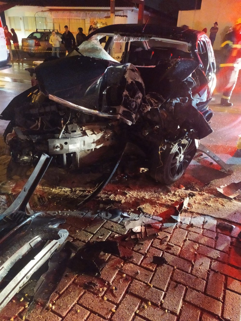 Carona morre e motorista fica em estado grave após batida contra muro em Brusque