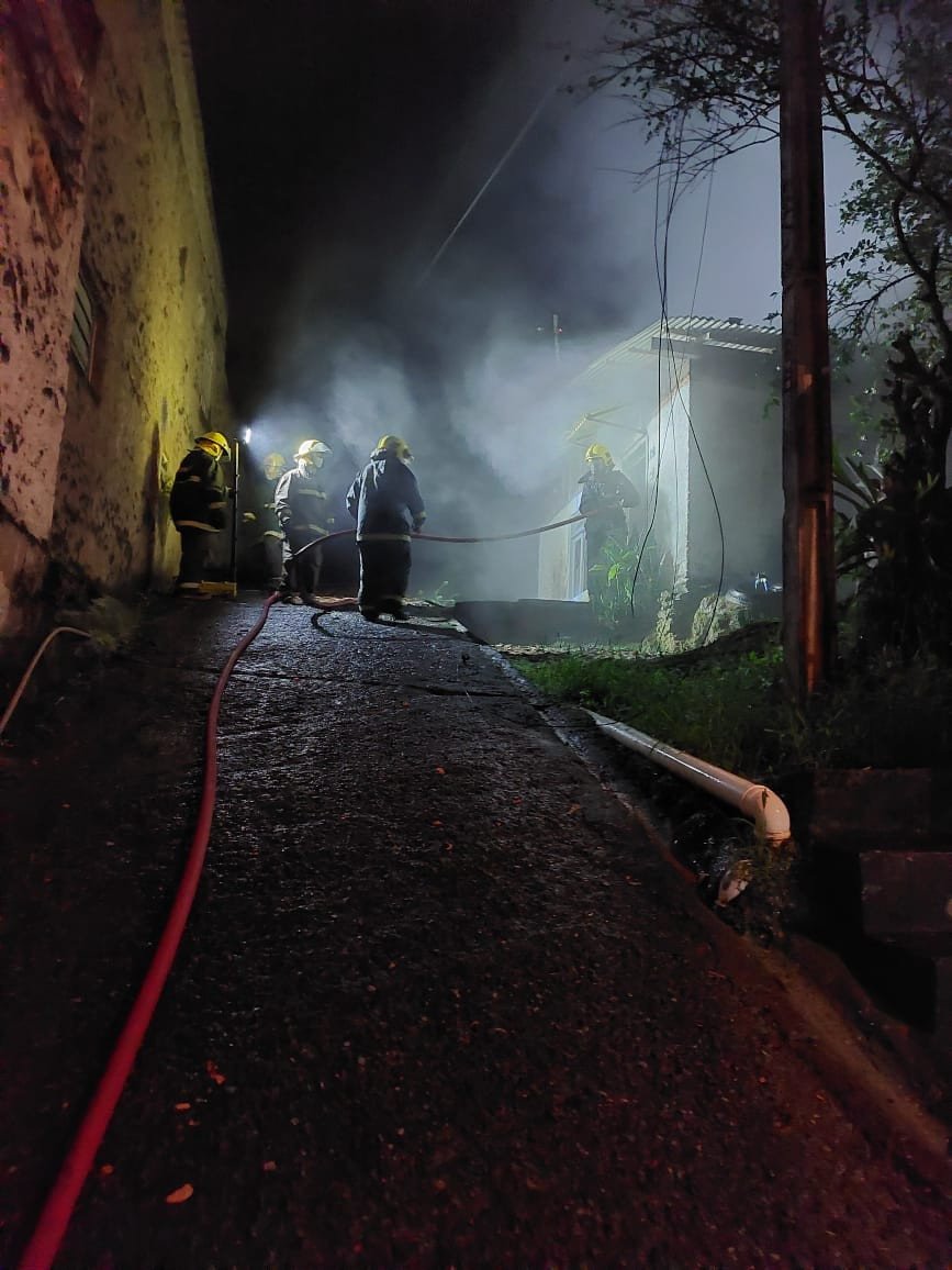 Casa de madeira pega fogo em Blumenau