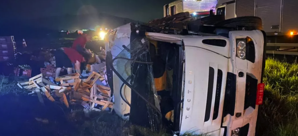 Caminhão tomba na BR-470 em Ilhota na madrugada desta segunda-feira