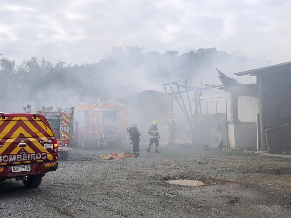 Incêndio atinge empresa de Blumenau na manhã desta segunda
