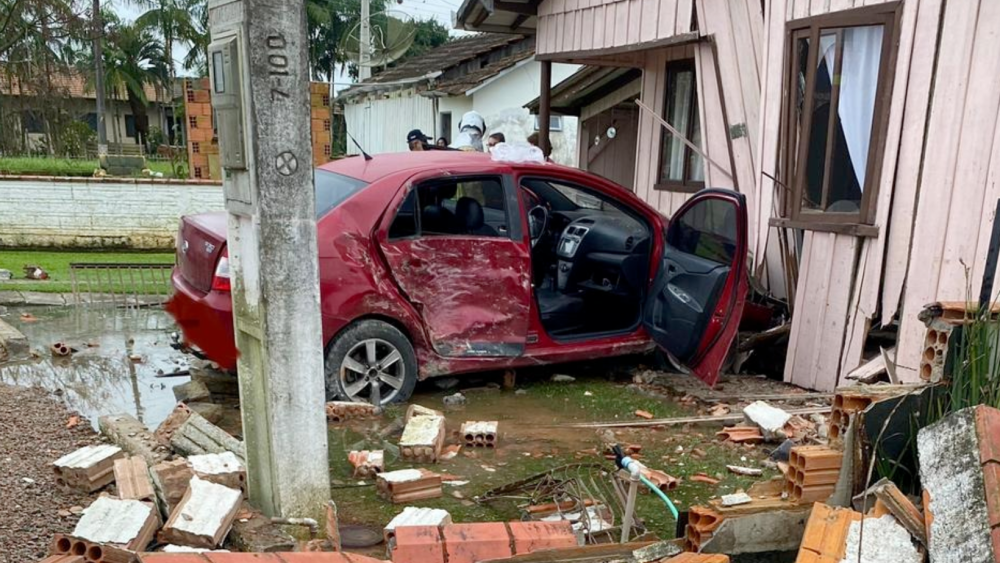 Carro atinge casa em Ibirama e motorista fica ferida
