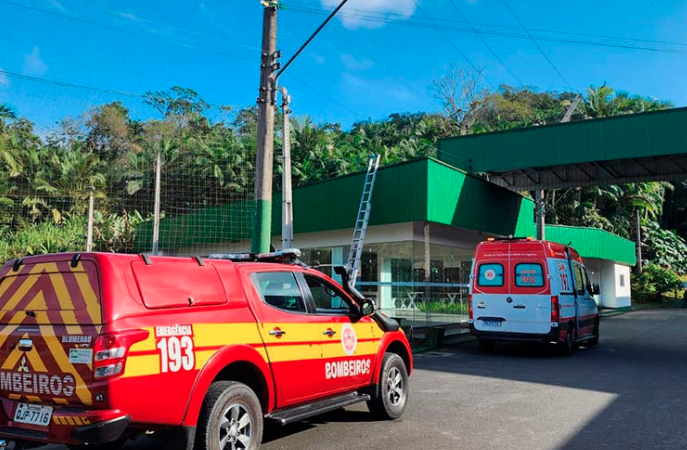 Homem sofre choque elétrico e cai de 6 metros de altura em Blumenau