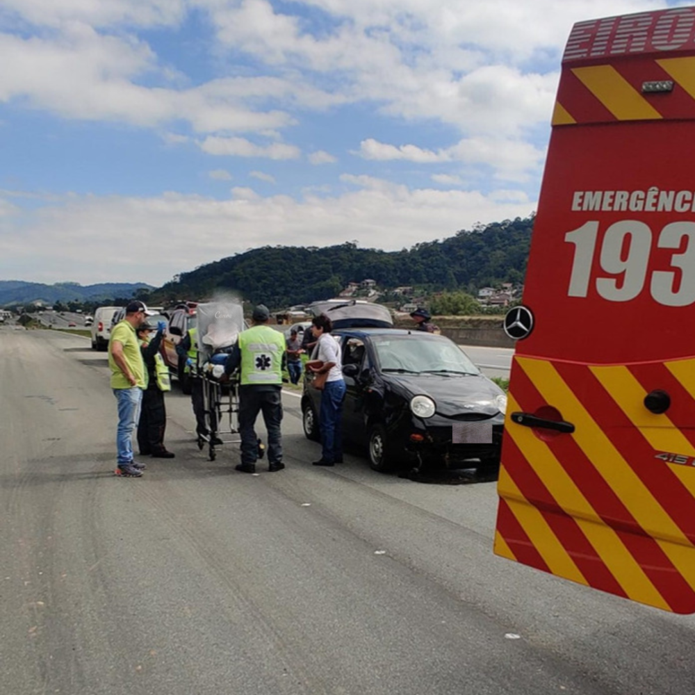 Acidente de trânsito na BR-470, em Gaspar, deixa duas pessoas feridas