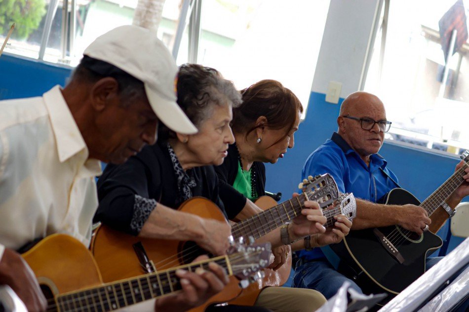 Pró-Família de Blumenau abre chamada pública para professores de violão, informática e dança sênior