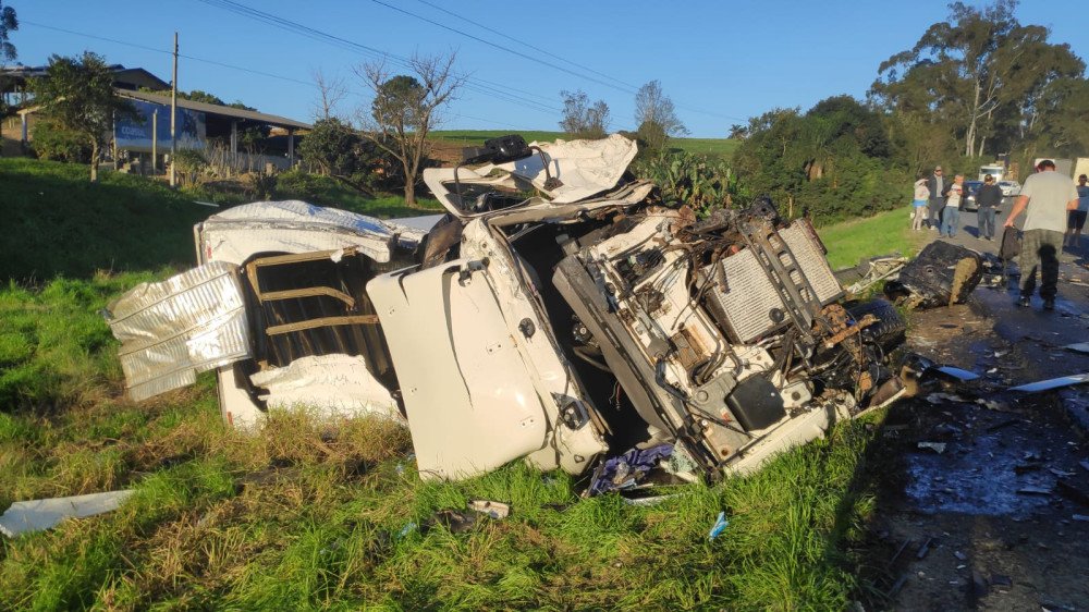 Motoristas ficam presos às ferragens após colisão frontal entre dois caminhões no Alto Vale