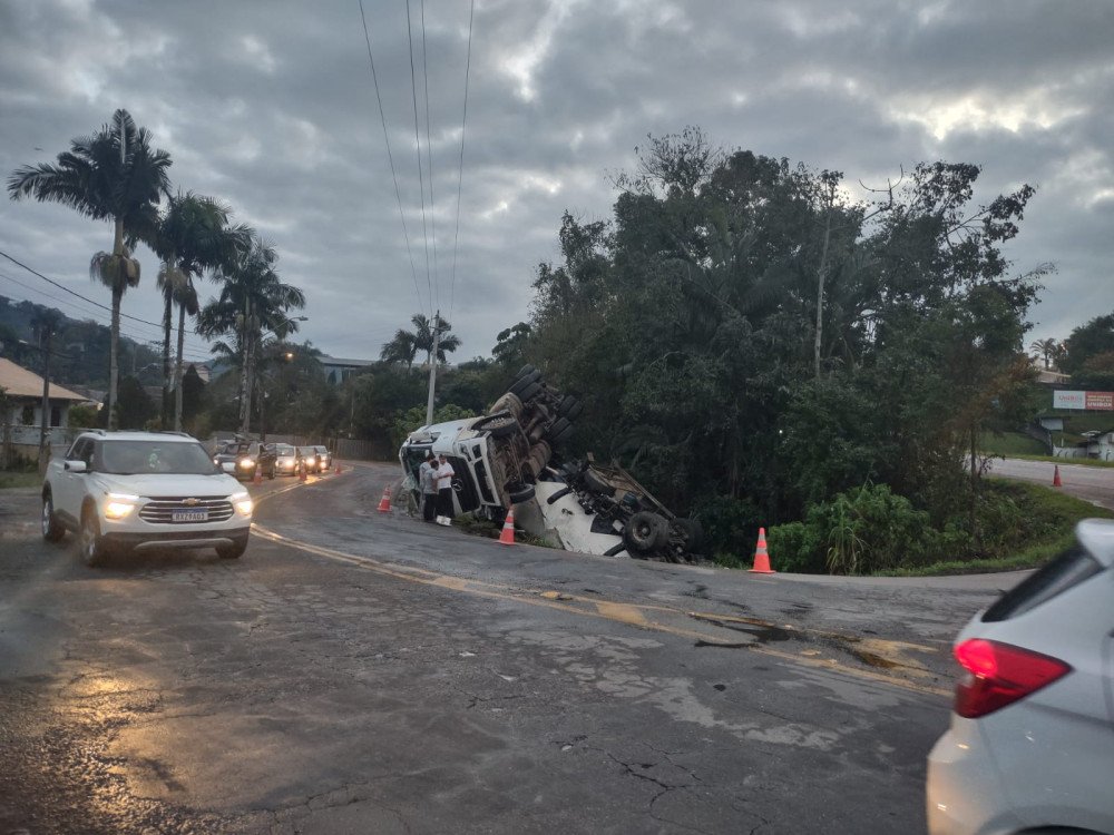 Carreta tomba na manhã desta quarta na BR-470 em Blumenau