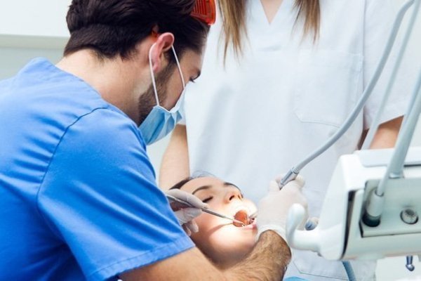 Paciente que precisou arrancar dente para acabar com dor será indenizado por clínica em Santa Catarina